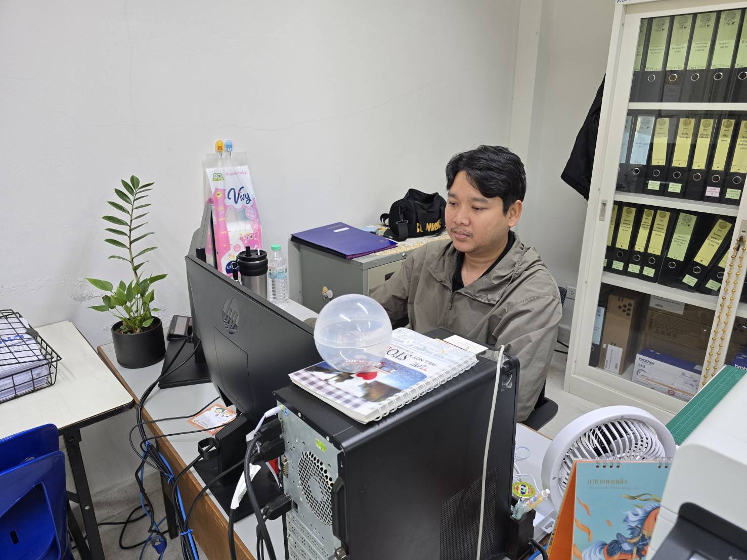 title - ปฏิรูปที่ดินจังหวัดเพชรบุรี พร้อมด้วยเจ้าหน้าที่ ส.ป.ก.เพชรบุรี ร่วมติดตามการถ่ายทอดสดการประชุมสัมมนาการมอบนโยบายและแนวทางการจัดทำงบประมาณรายจ่ายประจำปีงบประมาณ พ.ศ. 2570